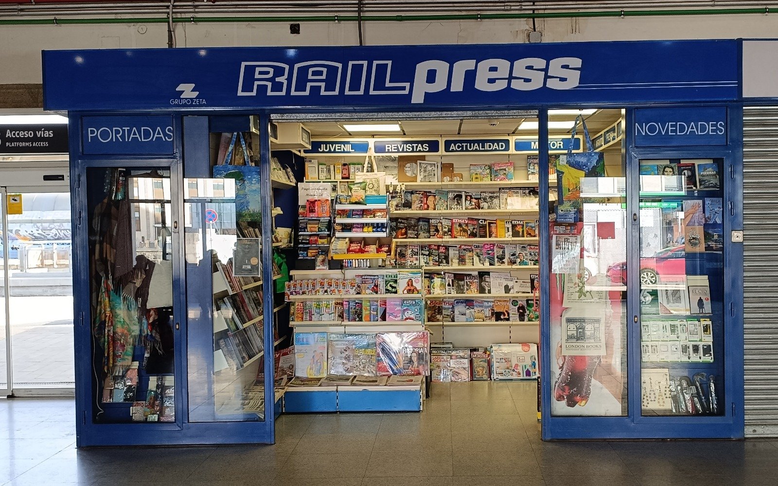 Interior del kiosco con variedad de productos